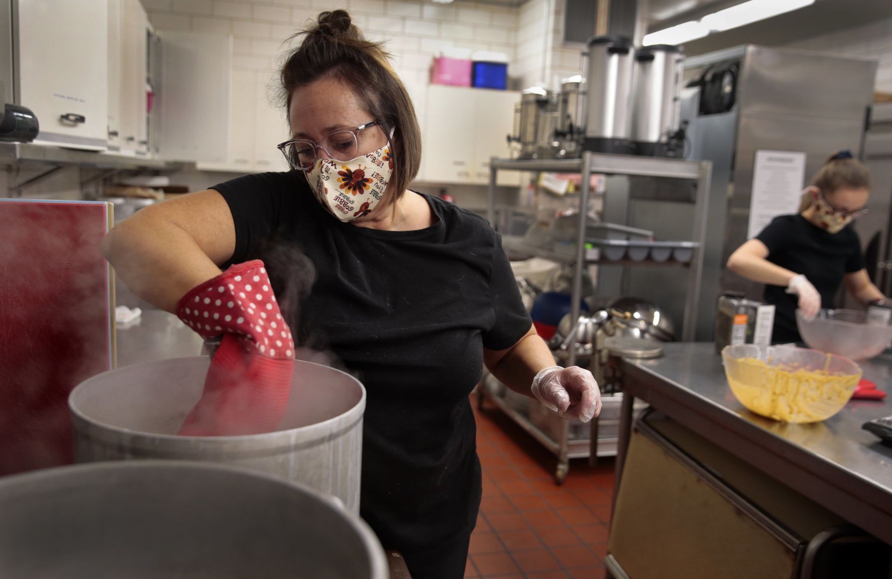 Temple preserves their Thanksgiving tradition, feeding the hungry with an eye on the virus